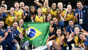 Medalhistas de bronze Jogadoras brasileiras posam com sua equipe após vencerem a partida pela medalha de bronze no vôlei feminino entre Brasil e Turquia na South Paris Arena 1, em Paris, durante os Jogos Olímpicos de Paris 2024, em 10 de agosto de 2024.