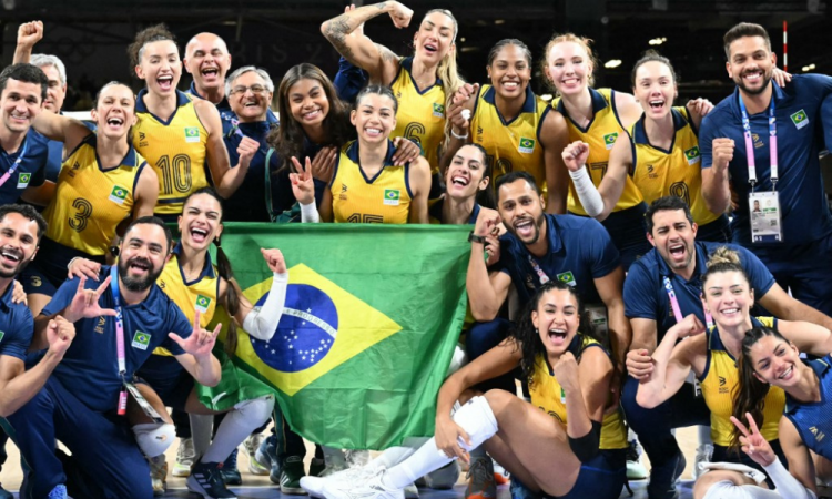 Medalhistas de bronze Jogadoras brasileiras posam com sua equipe após vencerem a partida pela medalha de bronze no vôlei feminino entre Brasil e Turquia na South Paris Arena 1, em Paris, durante os Jogos Olímpicos de Paris 2024, em 10 de agosto de 2024.