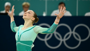 Ana Barbosu, da Romênia, compete na final de exercícios de solo feminino de ginástica artística durante os Jogos Olímpicos de Paris 2024, na Arena Bercy, em Paris, em 5 de agosto de 2024.