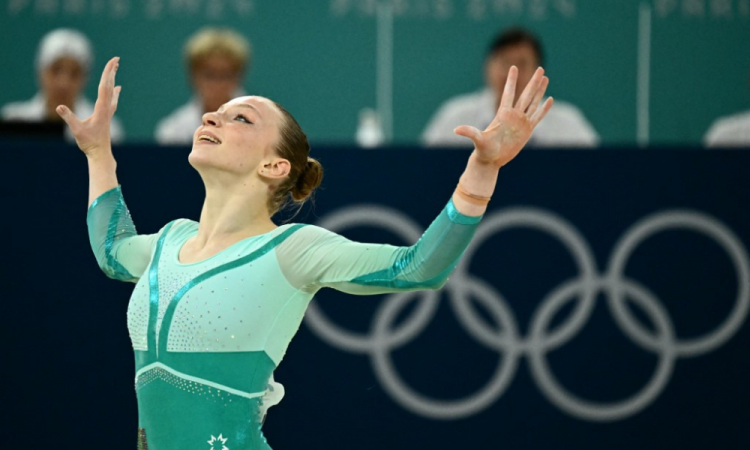 Ana Barbosu, da Romênia, compete na final de exercícios de solo feminino de ginástica artística durante os Jogos Olímpicos de Paris 2024, na Arena Bercy, em Paris, em 5 de agosto de 2024.