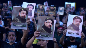 Pessoas em luto seguram fotos enquanto comparecem ao cortejo fúnebre do falecido comandante do Hezbollah, Fuad Shukr, morto em um ataque israelense, em Beirute, Líbano, em 1º de agosto de 2024. O Hezbollah e as Forças de Defesa de Israel (IDF) confirmaram que Shukr foi morto em um ataque israelense em 30 de julho, no bairro Haret Hreik, em Beirute. A mídia estatal do Líbano disse que pelo menos quatro pessoas foram mortas