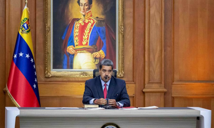 O presidente da Venezuela, Nicolás Maduro, discursa durante conferência de imprensa esta quarta-feira, no Palácio Miraflores, em Caracas (Venezuela). Maduro garantiu que explicou ao seu homólogo colombiano, Gustavo Petro, “muitas coisas” sobre as eleições do passado domingo, cujo resultado fornecido pelo Conselho Nacional Eleitoral (CNE) – questionado por numerosos países – o ratificou como presidente reeleito.