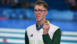 O medalhista de ouro irlandês Daniel Wiffen posa com sua medalha após a prova masculina de natação de estilo livre de 800m durante os Jogos Olímpicos de Paris 2024, na Paris La Defense Arena, em Nanterre, a oeste de Paris, em 30 de julho de 2024.