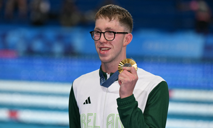 O medalhista de ouro irlandês Daniel Wiffen posa com sua medalha após a prova masculina de natação de estilo livre de 800m durante os Jogos Olímpicos de Paris 2024, na Paris La Defense Arena, em Nanterre, a oeste de Paris, em 30 de julho de 2024.