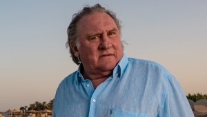 O ator francês Gerard Depardieu posa em um resort um dia depois de receber o Prêmio de Realização de Carreira durante a 4ª edição do Festival de Cinema de El Gouna, no resort egípcio de El Gouna, no Mar Vermelho, em 24 de outubro de 2020. Os promotores franceses solicitaram julgamento em Investigação de estupro de Depardieu em 22 de agosto de 2024.