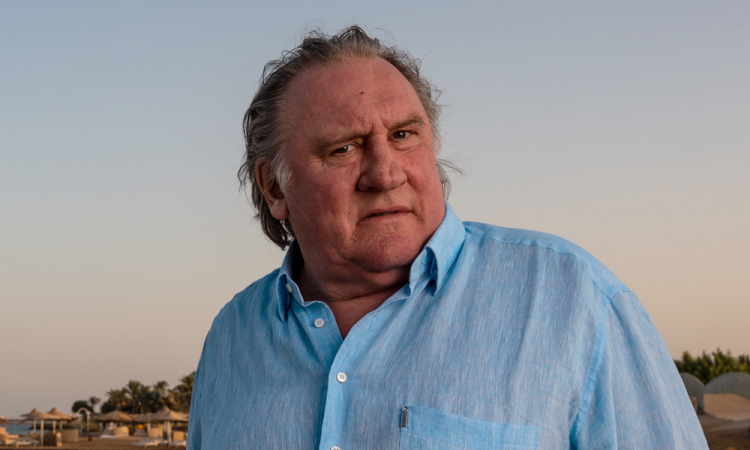 O ator francês Gerard Depardieu posa em um resort um dia depois de receber o Prêmio de Realização de Carreira durante a 4ª edição do Festival de Cinema de El Gouna, no resort egípcio de El Gouna, no Mar Vermelho, em 24 de outubro de 2020. Os promotores franceses solicitaram julgamento em Investigação de estupro de Depardieu em 22 de agosto de 2024.