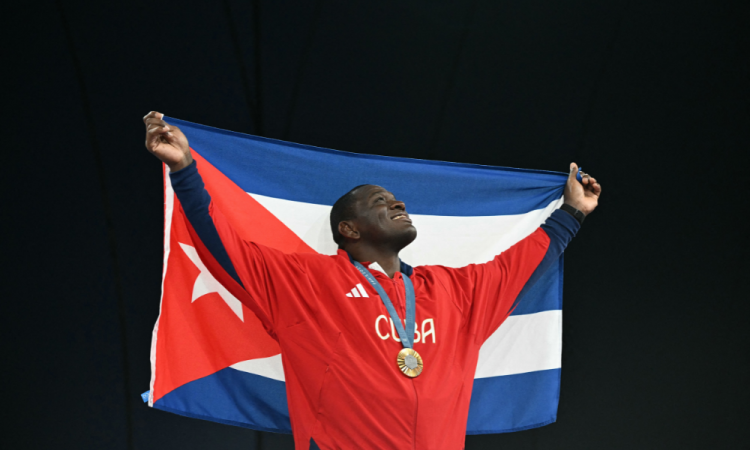 O medalhista de ouro cubano Mijain Lopez Nunez posa com a bandeira cubana e sua medalha após a cerimônia de apresentação do evento de luta livre masculina greco-romana até 130 kg na Arena Champ-de-Mars durante os Jogos Olímpicos de Paris 2024, em Paris,