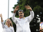 O presidente venezuelano, Nicolás Maduro, cumprimenta apoiadores ao lado da primeira-dama Cilia Flores durante um comício em Caracas, em 3 de agosto de 2024. A Venezuela se preparou para novos protestos depois que a disputada vitória eleitoral do presidente Nicolás Maduro foi ratificada na véspera - e um número crescente de nações reconheceu seu rival da oposição como o verdadeiro vencedor.