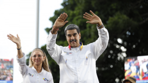 O presidente venezuelano, Nicolás Maduro, cumprimenta apoiadores ao lado da primeira-dama Cilia Flores durante um comício em Caracas, em 3 de agosto de 2024. A Venezuela se preparou para novos protestos depois que a disputada vitória eleitoral do presidente Nicolás Maduro foi ratificada na véspera - e um número crescente de nações reconheceu seu rival da oposição como o verdadeiro vencedor.