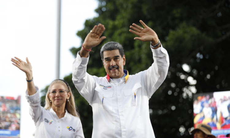 O presidente venezuelano, Nicolás Maduro, cumprimenta apoiadores ao lado da primeira-dama Cilia Flores durante um comício em Caracas, em 3 de agosto de 2024. A Venezuela se preparou para novos protestos depois que a disputada vitória eleitoral do presidente Nicolás Maduro foi ratificada na véspera - e um número crescente de nações reconheceu seu rival da oposição como o verdadeiro vencedor.