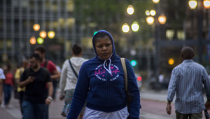 Pedestres se protegem do frio e da garoa no Viaduto do Chá, região central de São Paulo