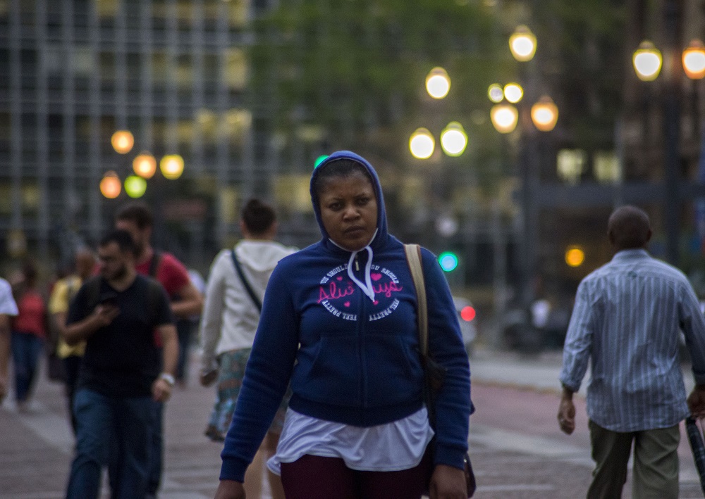 Pedestres se protegem do frio e da garoa no Viaduto do Chá, região central de São Paulo