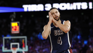 Stephen Curry dos EUA comemora ponto durante o jogo da medalha de ouro masculina França x EUA