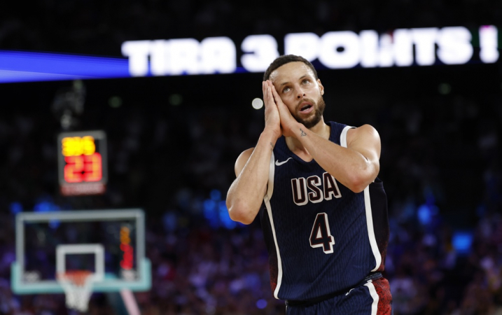 Stephen Curry dos EUA comemora ponto durante o jogo da medalha de ouro masculina França x EUA