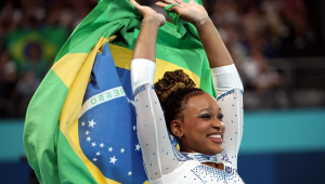 Paris (France), 03/08/2024.- Rebeca Andrade of Brazil celebrates winning the silver medal in the Womenäs Vault final of the Artistic Gymnastics competitions in the Paris 2024 Olympic Games, at the Bercy Arena in Paris, France, 03 August 2024. (Brasil, Francia) EFE/EPA/YAHYA ARHAB