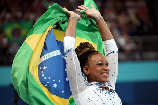 Paris (France), 03/08/2024.- Rebeca Andrade of Brazil celebrates winning the silver medal in the Womenäs Vault final of the Artistic Gymnastics competitions in the Paris 2024 Olympic Games, at the Bercy Arena in Paris, France, 03 August 2024. (Brasil, Francia) EFE/EPA/YAHYA ARHAB