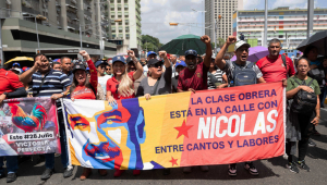 Simpatizantes do governo do presidente da Venezuela, Nicolás Maduro, participam de uma marcha em apoio à "Lei contra o ódio e o fascismo"