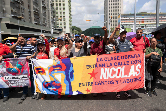 Simpatizantes do governo do presidente da Venezuela, Nicolás Maduro, participam de uma marcha em apoio à 