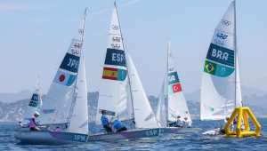 Marselha (França), 08/06/2024.- Keiju Okada e Miho Yoshioka do Japão, Nora Brugman e Jordi Xammar Hernandez da Espanha em ação durante a prova da série de abertura do Mixed Dinghy 470 das competições de Vela nos Jogos Olímpicos de Paris 2024, em Marina de Marselha em Marselha, França, 06 de agosto de 2024. (França, Japão, Espanha, Marselha) EFE/EPA/OLIVIER HOSLET