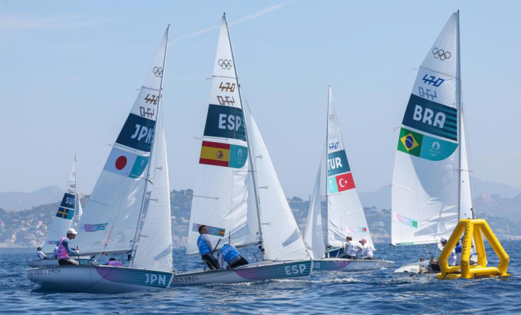 Marselha (França), 08/06/2024.- Keiju Okada e Miho Yoshioka do Japão, Nora Brugman e Jordi Xammar Hernandez da Espanha em ação durante a prova da série de abertura do Mixed Dinghy 470 das competições de Vela nos Jogos Olímpicos de Paris 2024, em Marina de Marselha em Marselha, França, 06 de agosto de 2024. (França, Japão, Espanha, Marselha) EFE/EPA/OLIVIER HOSLET