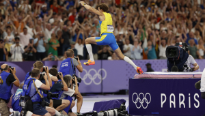 O atleta sueco Armand Duplantis conquista a medalha de ouro e um novo recorde mundial na final masculina do salto com vara