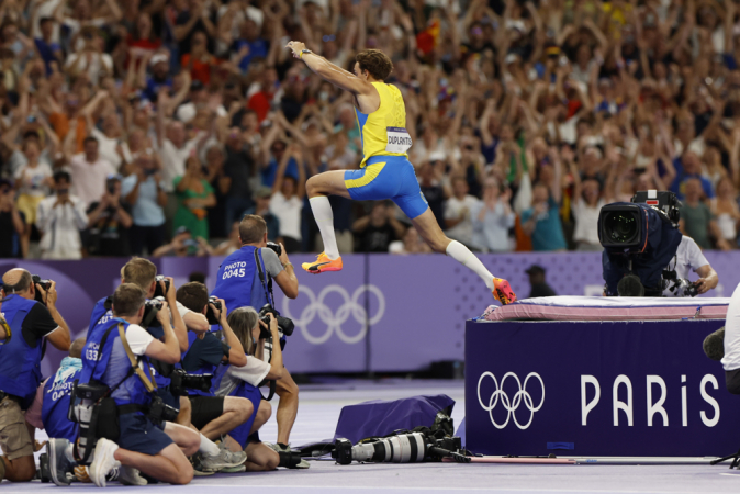 O atleta sueco Armand Duplantis conquista a medalha de ouro e um novo recorde mundial na final masculina do salto com vara