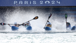 Vaires-sur-marne (França), 08/04/2024.- (da esquerda) Angele Hug da França, Miren Lazkano da Espanha, Eva Alina Hocevar da Eslovênia e Ana Satila do Brasil em ação no início da bateria no Kayak Cross feminino das competições de Canoagem Slalom nos Jogos Olímpicos Paris 2024, no Estádio Náutico de Vaires-sur-Marne, em Vaires-sur-Marne, França, 4 de agosto de 2024. (Brasil, Francia, Eslovênia, Espanha) EFE/EPA/ MAXIM SHIPENKOV