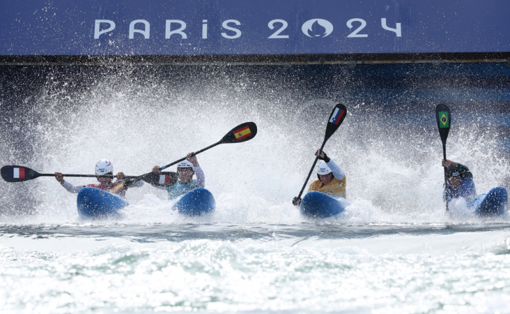 Vaires-sur-marne (França), 08/04/2024.- (da esquerda) Angele Hug da França, Miren Lazkano da Espanha, Eva Alina Hocevar da Eslovênia e Ana Satila do Brasil em ação no início da bateria no Kayak Cross feminino das competições de Canoagem Slalom nos Jogos Olímpicos Paris 2024, no Estádio Náutico de Vaires-sur-Marne, em Vaires-sur-Marne, França, 4 de agosto de 2024. (Brasil, Francia, Eslovênia, Espanha) EFE/EPA/ MAXIM SHIPENKOV