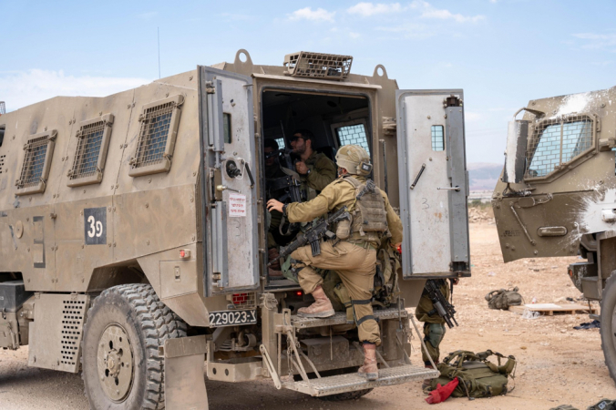 JERUSALÉM, 28/08/2024.- Fotografia dos preparativos das tropas israelenses para uma operação antiterrorista em Jenin e Tulkarm. Segundo fontes militares, as Forças Armadas iniciaram esta manhã uma “operação antiterrorista” de grande escala no norte da Cisjordânia, com o objetivo de eliminar “ameaças terroristas imediatas” que procuravam prejudicar a população civil. As forças especiais israelitas mataram esta quarta-feira pelo menos dez palestinianos e feriram mais vinte, durante ataques militares terrestres e aéreos esta manhã em três pontos no norte do território palestiniano ocupado da Cisjordânia.