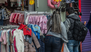 Movimento de consumidores nas lojas do centro histórico de Porto Alegre