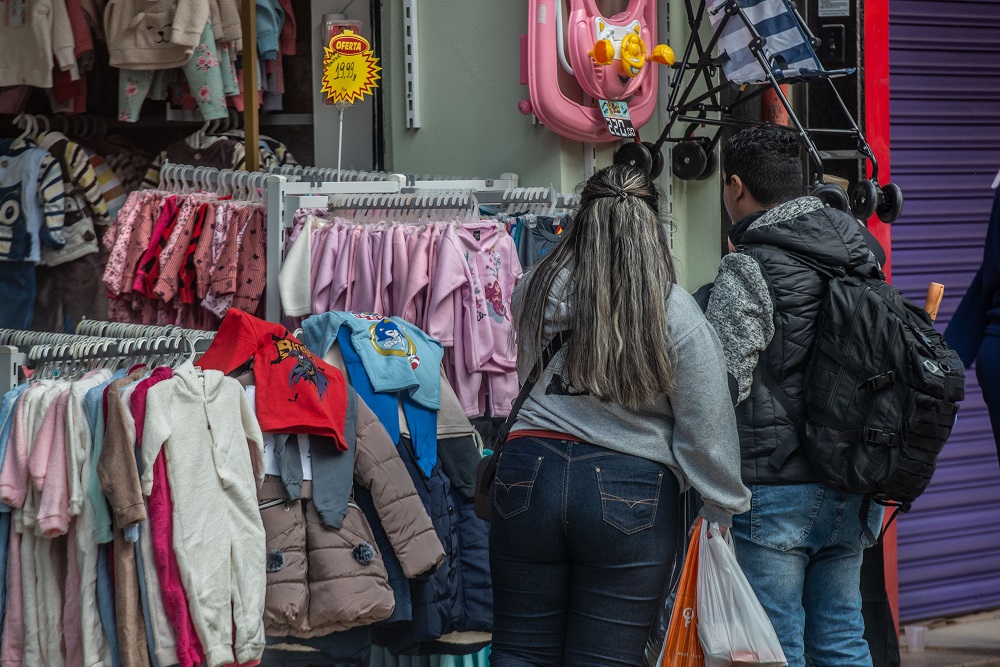 Movimento de consumidores nas lojas do centro histórico de Porto Alegre