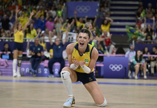 Lance da partida entre a equipe do Brasil e da Polônia, realizada na Arena Paris, na França