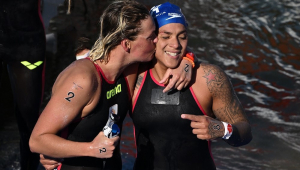 A vencedora da medalha de ouro Sharon Van Rouwendaal (e), da Holanda, comemora com a brasileira Ana Marcela Cunha (d) após cruzarem a linha de chegada