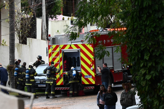 Movimentação de agentes policiais, do Corpo de Bombeiros e carros funerários no local onde um avião com 58 passageiros e quatro tripulantes, totalizando 62 pessoas a bordo, caiu em um condomínio no bairro Capela, em Vinhedo (SP)