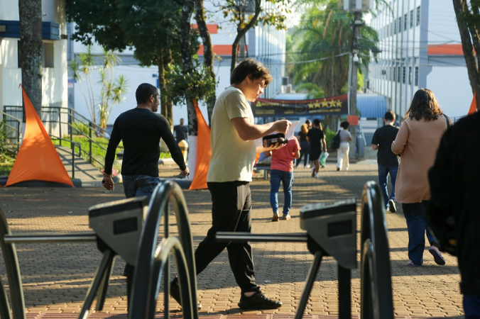 Movimento na Faculdade Unopar, Unidade Piza, em Londrina, no Paraná, neste domingo, 18, data do Concurso Público Nacional Unificado, o 