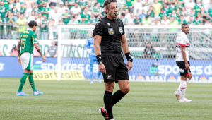 Raphael Claus durante o clássico no Allianz