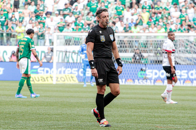 Raphael Claus durante o clássico no Allianz