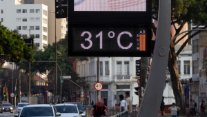 Termômetro de rua marca 31ºC no bairro da Liberdade, região central de São Paulo