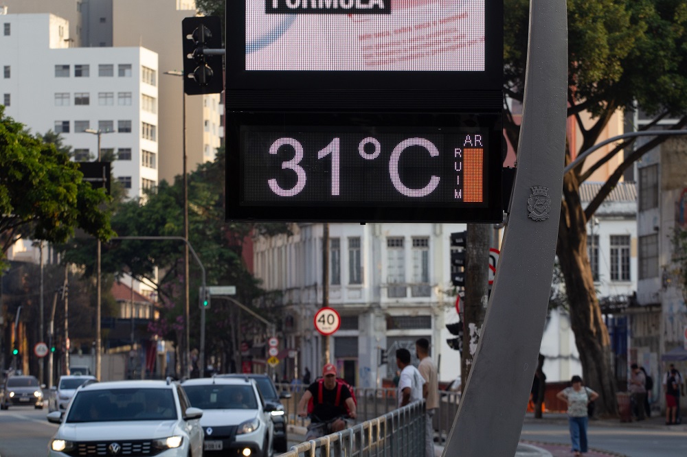 Termômetro de rua marca 31ºC no bairro da Liberdade, região central de São Paulo