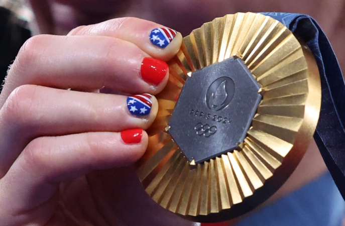 A medalhista de ouro Amit Elor, dos Estados Unidos, posa com sua medalha de ouro durante a cerimônia de entrega de prêmios da competição de Luta Feminina 68kg