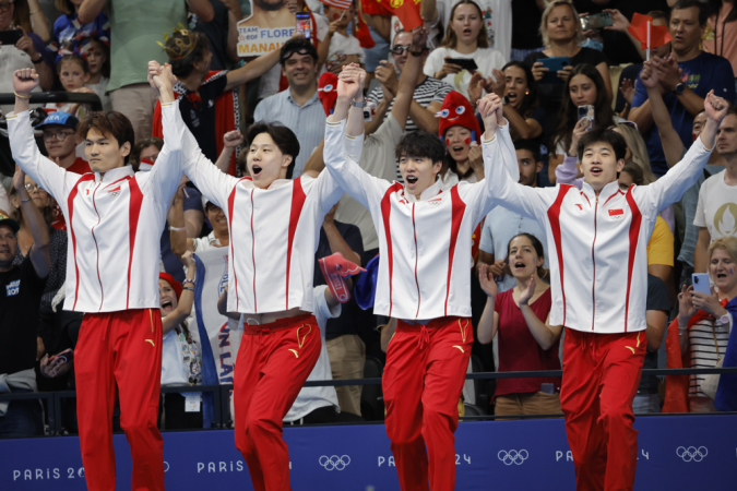 A seleção chinesa conquistou a medalha de ouro na final do revezamento 4x100 medley