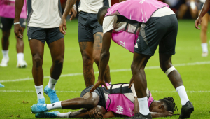 VARSÓVIA, 13/08/2024.- O meio-campista francês do Real Madrid, Eduardo Camavinga, machucou-se no chão durante o treino da equipe nesta terça-feira, em Varsóvia, às vésperas do jogo da Supercopa Europeia de Futebol que coloca sua equipe contra a Atalanta. EFE/Marechal