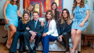 Silvio Santos com a esposa Iris e as seis filhas