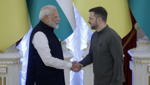 O presidente ucraniano Volodymyr Zelensky (à direita) e o primeiro-ministro indiano Narendra Modi (à esquerda) apertam as mãos ao final de uma cerimônia de assinatura durante sua reunião em Kiev