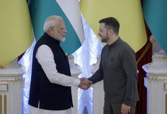 O presidente ucraniano Volodymyr Zelensky (à direita) e o primeiro-ministro indiano Narendra Modi (à esquerda) apertam as mãos ao final de uma cerimônia de assinatura durante sua reunião em Kiev