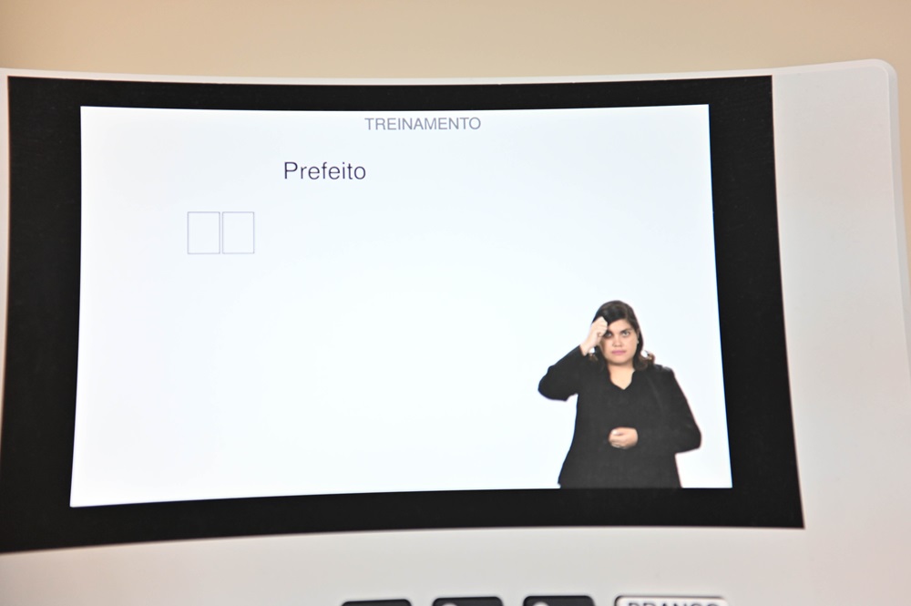 Imagens do escritório do Tribunal Regional Eleitoral - TRE, em Caxias do Sul, com uma urna eletrônica para que os eleitores se familiarizem com a sequjêmcia de votação para prefeito e vereadores