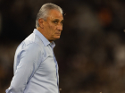 RJ - BOTAFOGO/FLAMENGO - ESPORTES - RIO DE JANEIRO, BRASIL - 18 DE AGOSTO: TITE, técnico do Flamengo, observa antes da partida entre Botafogo e Flamengo no Brasileirão Série A 2024 no Estádio Nilton Santos em 18 de agosto de 2024 no Rio de Janeiro, Brasil. 18/08/2024