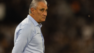 RJ - BOTAFOGO/FLAMENGO - ESPORTES - RIO DE JANEIRO, BRASIL - 18 DE AGOSTO: TITE, técnico do Flamengo, observa antes da partida entre Botafogo e Flamengo no Brasileirão Série A 2024 no Estádio Nilton Santos em 18 de agosto de 2024 no Rio de Janeiro, Brasil. 18/08/2024