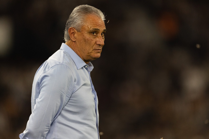 RJ - BOTAFOGO/FLAMENGO - ESPORTES - RIO DE JANEIRO, BRASIL - 18 DE AGOSTO: TITE, técnico do Flamengo, observa antes da partida entre Botafogo e Flamengo no Brasileirão Série A 2024 no Estádio Nilton Santos em 18 de agosto de 2024 no Rio de Janeiro, Brasil. 18/08/2024