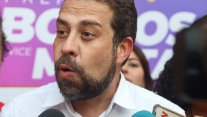 O candidato à prefeitura Guilherme Boulos (PSOL) concede entrevista após encontro com mulheres na tarde desta segunta (19) no Greta Galpão